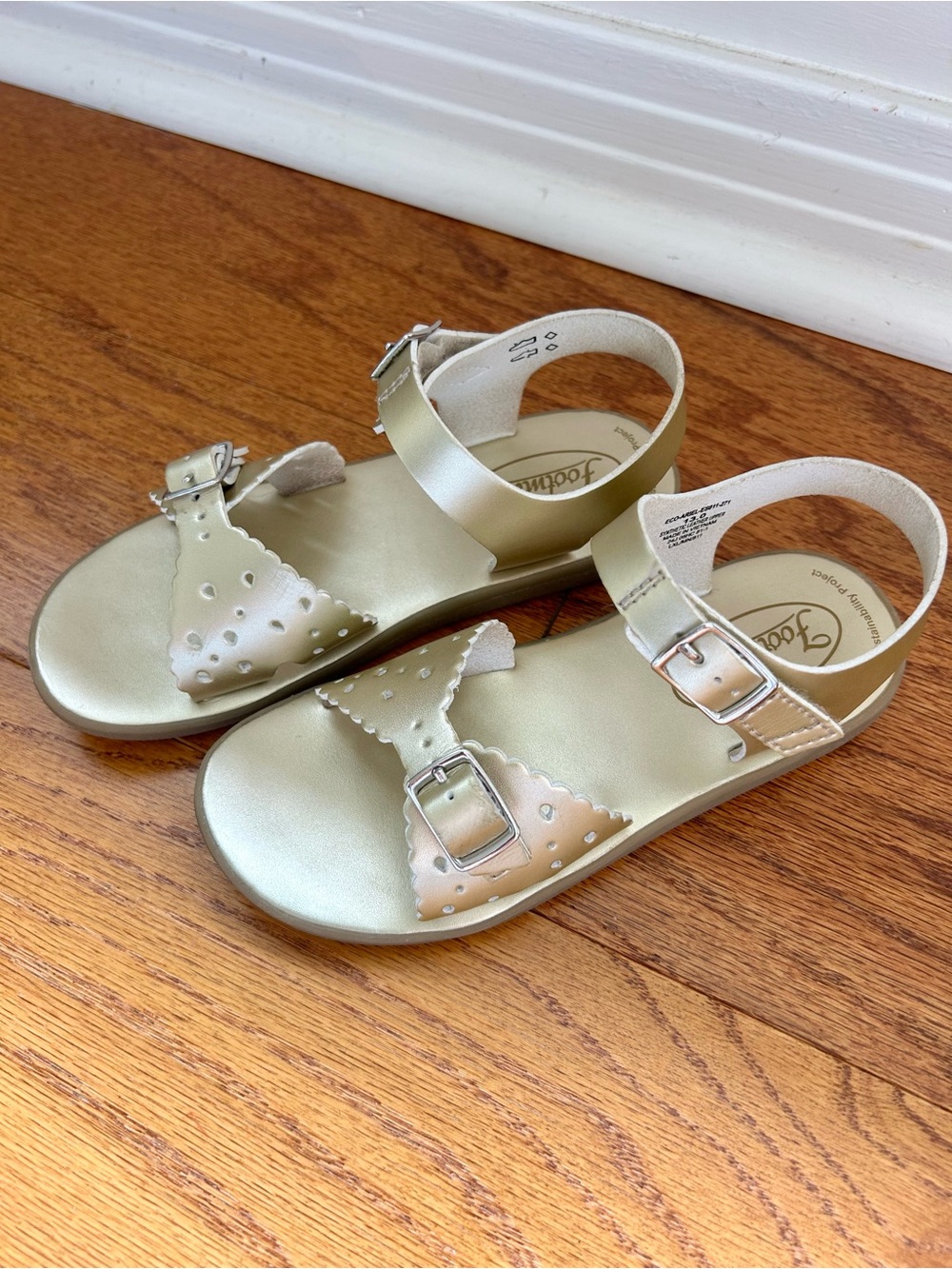 FootMates Girls Gold Scalloped Sandals - Picture 3 of 5